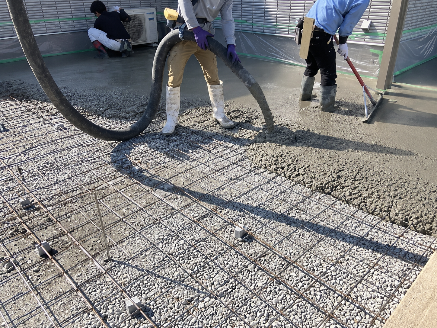 駐車場のコンクリート打設にかかる費用と工期。ひび割れを防ぐ目地の役割	