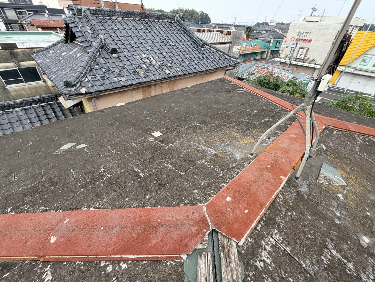 「棟板金が浮いている」と言われたら、まずは落ち着いて状態確認を。強風被害を防ぐ点検から適正な修理費のご案内まで、株式会社ENが住まいを守るお手伝いをします。